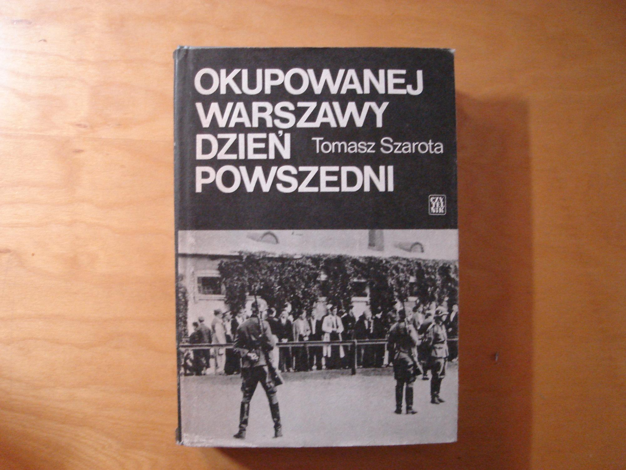 Okupowanej Warszawy dzien powszedni. Studium historyczne - Tomasz Szarota