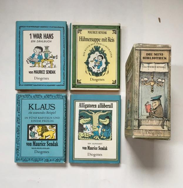 Die Mini-Bibliothek. Bd. 1-4. 1: Alligatoren überall. Ein Alphabet. 2: Hühnersuppe mit Reis. Ein Buch mit den 12 Monaten. 3: Klaus. Ein warnendes Beispiel in fünf Kapiteln und einem Prolog. 4: 1 war Hans. Ein Zählbuch.