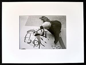 Un portrait de Joan Miró. Portfolio de douze photographies originales par Clovis Prévost.