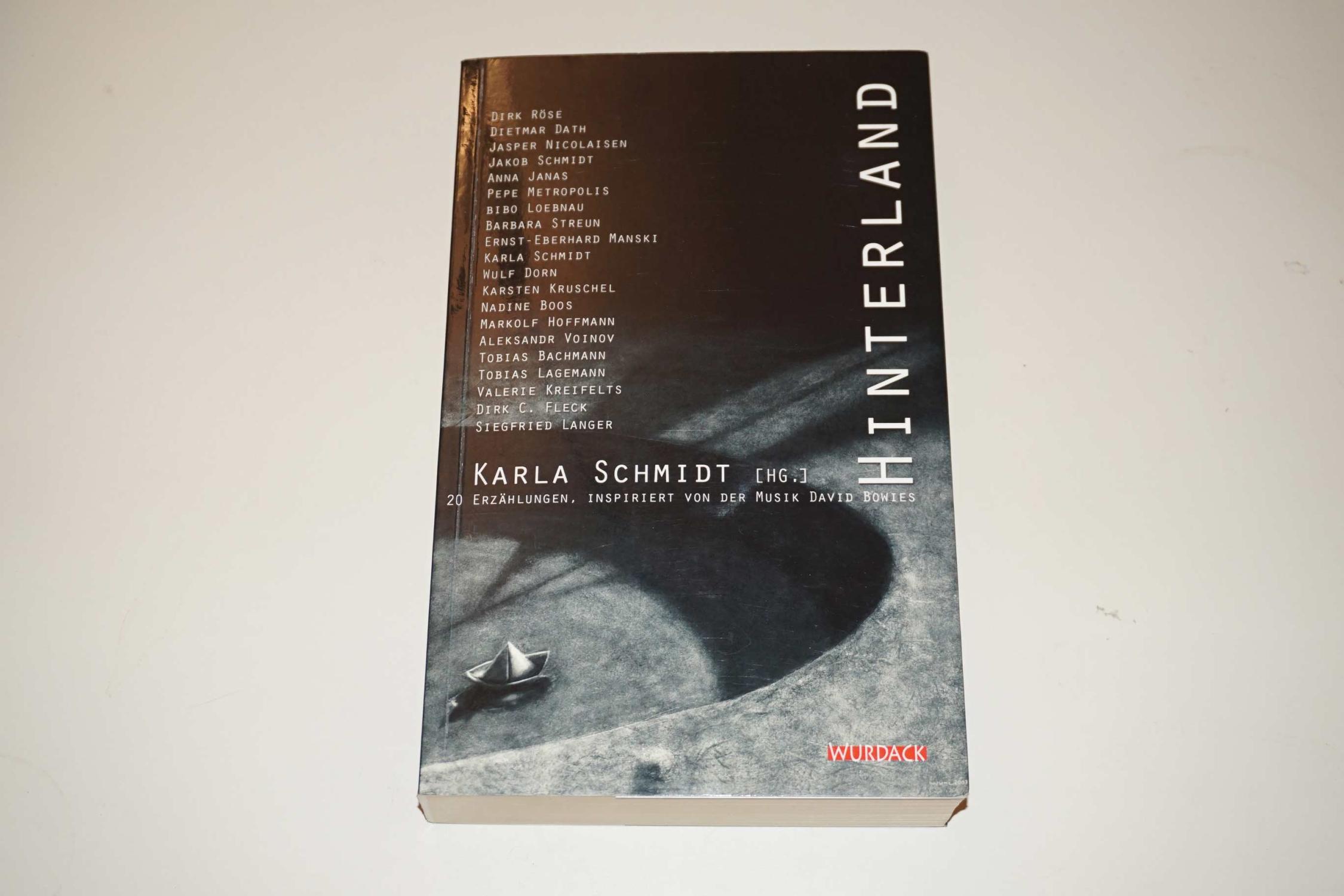 Hinterland - 20 SciFi-Erzählungen inspiriert von David Bowie - Schmidt, Karla; Dath, Dietmar; Loebnau, Bibo; Dorn, Wulf; Kruschel, Karsten; Hoffmann, Markolf; Fleck, Dirk C; Langer, Siegfried; Manski, Ernst E; Lagemann, Tobias; Voinov, Aleksandr; Bachmann, Tobias; Boos, Nadine; Metropolis, Pepe; Streun, Barbara; Jana