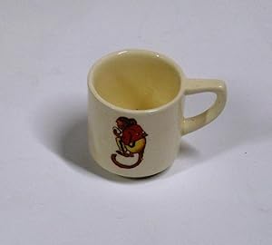 Tasse mit Affe in Kostümierung. >Kleine Kindertasse, Keramik mit farbigem Affenmotiv. Höhe 5 cm. ...