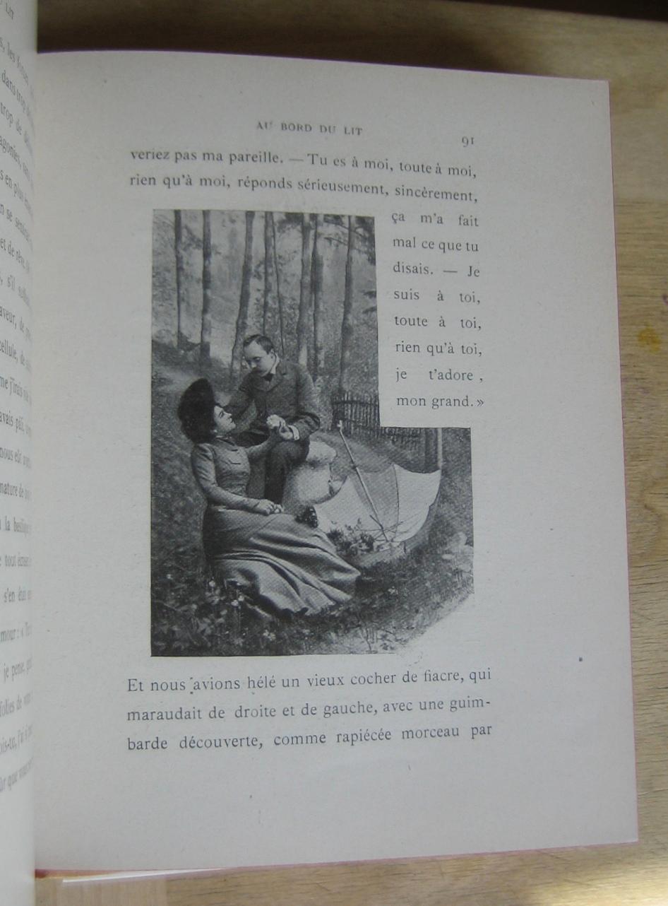 Au Bord du Lit. Illustré par la photographie d