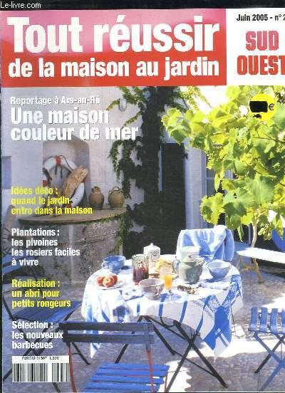 TOUR REUSSIR DE LA MAISON AU JARDIN N° 2 JUIN 2005. SOMMAIRE: UNE MAISON COULEUR DE MER, LES NOUVEAUX BARBECUES, UN ABRI POUR PETIT RONGEUR, QUAND LE
