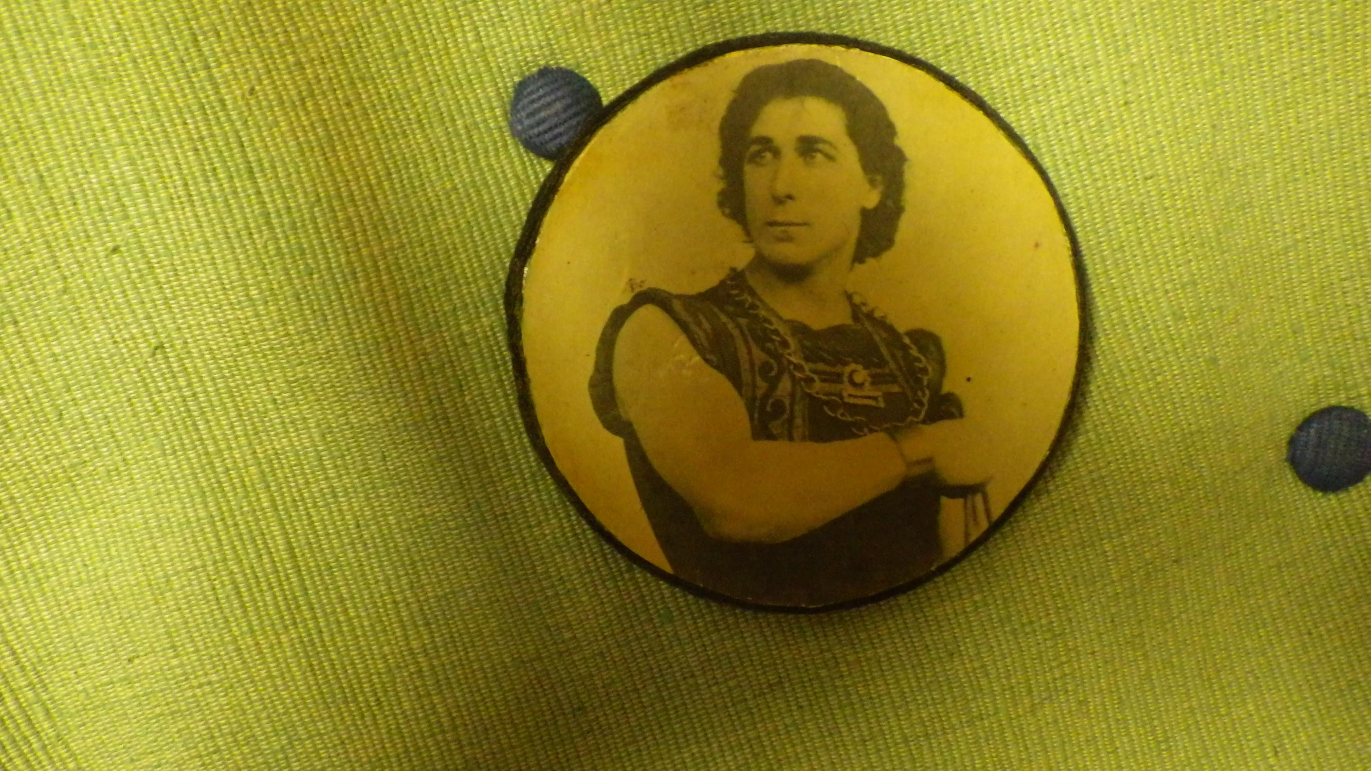 William S. Hart Commemorative Round Plaque with his Picture on it , 3 1/2" black felt on Back [Assez bon]