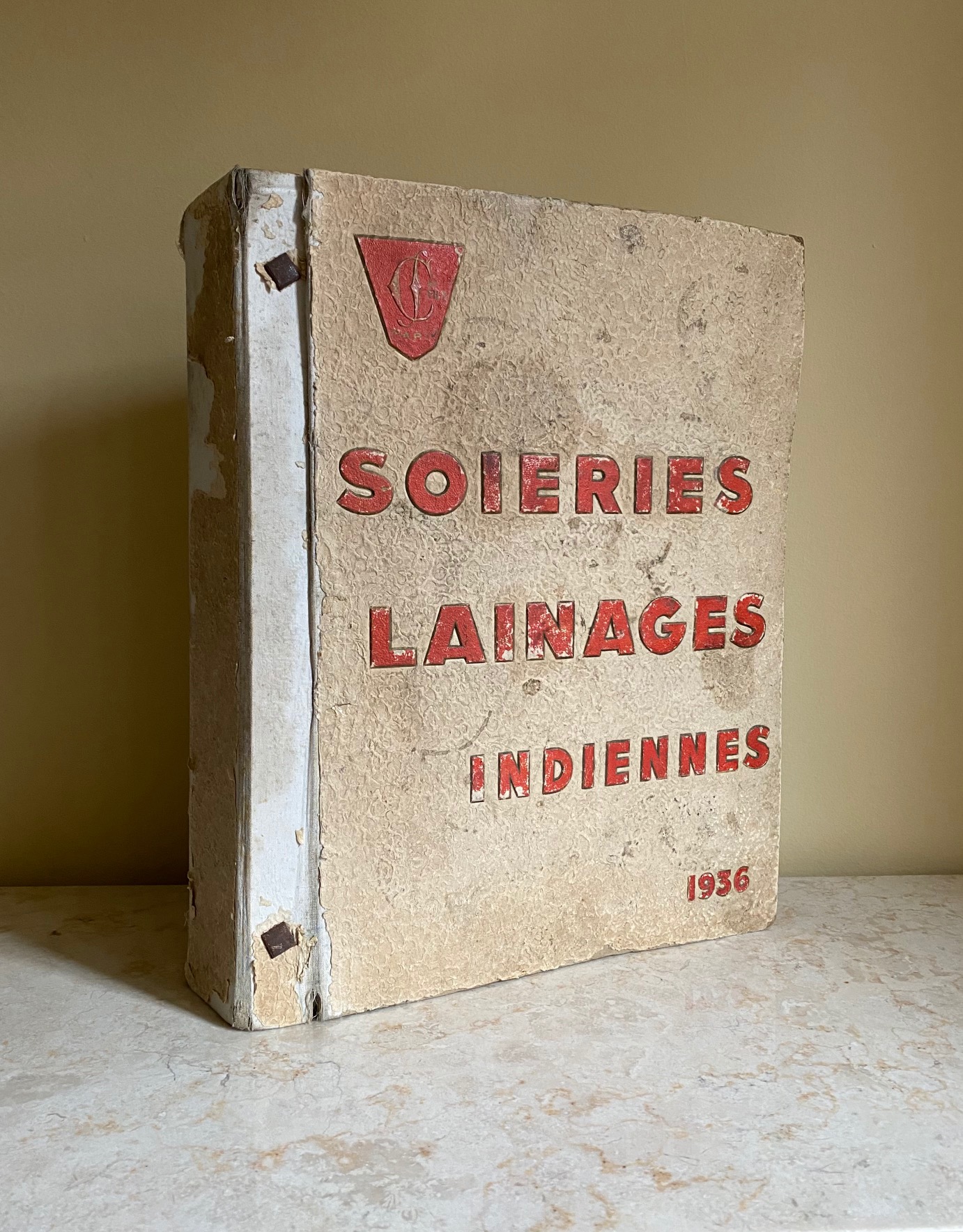 Soieries Lainages Indiennes; Dernières Créations. Album Soieries-Lainages Année 1936 à conserver jusqu'en Février 1937. La plus importante spécialité