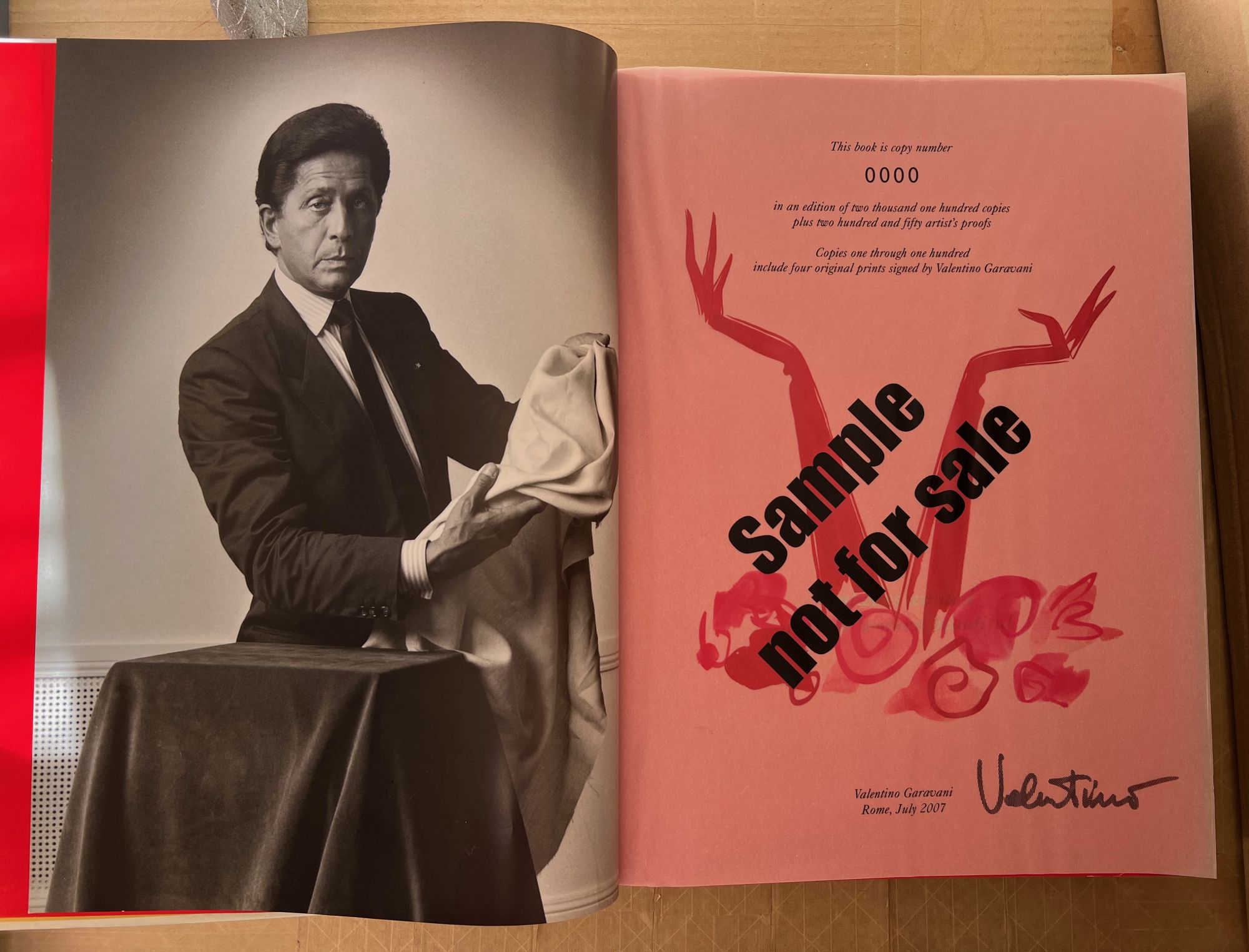 Valentino : una grande storia Italiana [Seller's sample edition. 