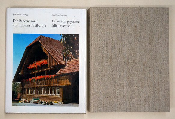 Die Bauernhäuser des Kantons Freiburg - La maison paysanne fribourgeoise . Bd. 1: Die Bezirke Saane, See, Sense - Les districts du Lac, de la Sarine et de la Singine; Bd.2: Les districts de la Broye, de la Glâne, de la Gruyère et de la Veveyse - Die Bezirke Broye, Glane, Greyerz, Vivisbach. - Anderegg, Jean-Pierre - Schweizerische Gesellschaft für Volkskunde (Hg.)