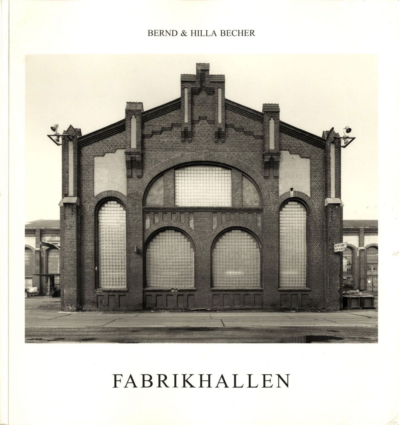 Bernd und Hilla Becher: Fabrikhallen (Factory Buildings/Industrial Facades, Softcover) - BECHER, Bernd (Bernhard) und Hilla, BUßMANN, Klaus