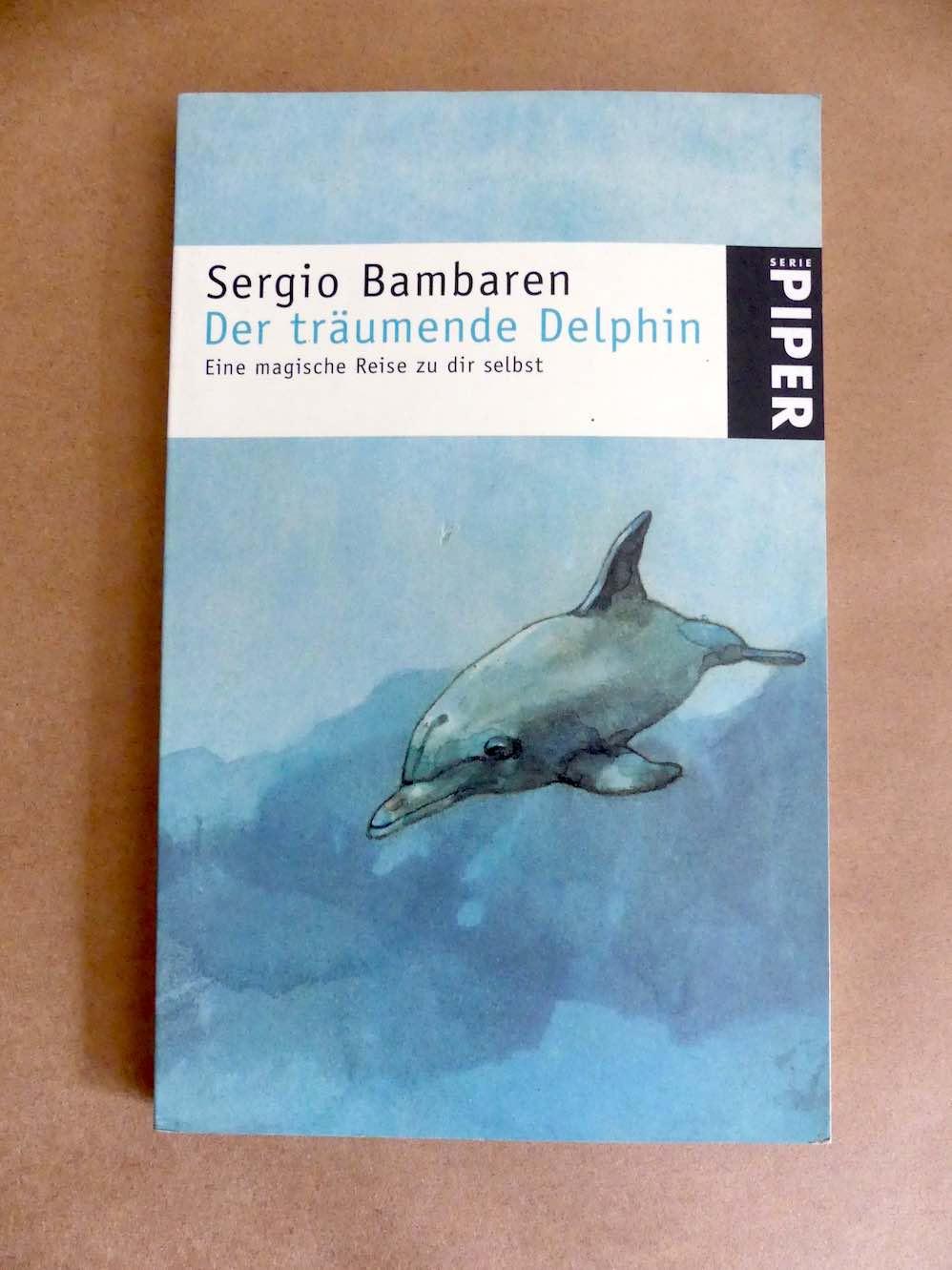 Der träumende Delphin. Eine magische Reise zu dir selbst. - Aus dem Englischen von Sabine Schwenk. Mit zehn farbigen Illustrationen von Heinke Both. - Bambaren, Sergio.