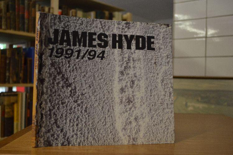 James Hyde 1991/94. Essays by Joseph Masheck, David Kaufmann, Thomas Zummer. Introductions by John Good, Elke Uebel. - Hyde, James