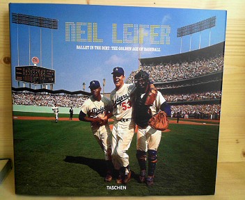 Neil Leifer - Ballet in the Dirt: The Golden Age of Baseball. - Schechter, Gabriel, Ron Schelton und Eric Kroll