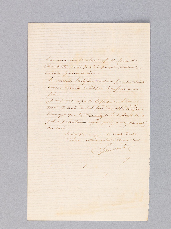 2 personnes qui échangent des lettres