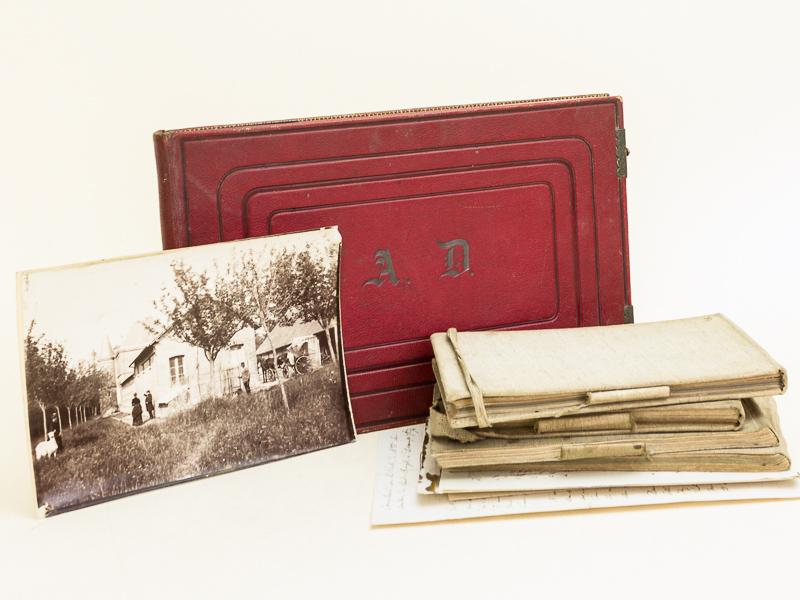 [Signé] [ Archives familiales : Correspondance, photos, carnets de dessins et Bel album intime d'Angèle Lair-Decamps, fille du peintre Alexandre Deca