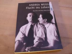 Flucht ins Leben. Die Erika und Klaus Mann-Story. Mit zahlreichen Fotografien im Text. Deutsch von Ernst-Georg Richter. - Weiss, Andrea