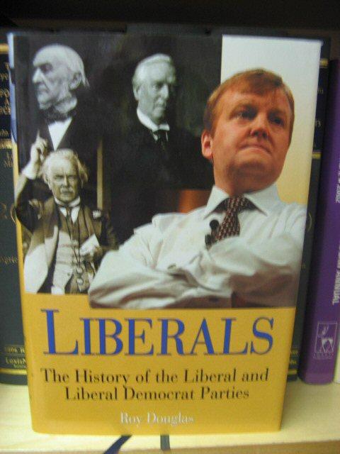 Liberals: A History of the Liberal and Liberal Democrat Parties - Douglas, Roy