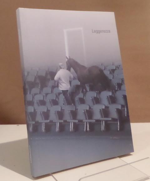 Leggerezza. Ein Blick auf zeitgenössische Kunst in Italien. Una idea dell'arte italiana contemporanea. Städtische Galerie im Lenbachhaus und Kunstbau, München. 10.11.2001 - 13.1.2002. - Friedel, Helmut.