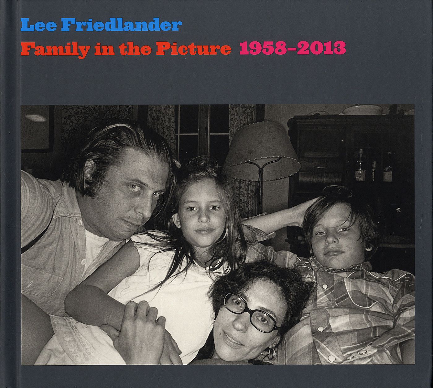 人気特価をすべて Lee Friedlander: by [SIGNED] 1958-2013 Picture the in Family アート・デザイン・音楽