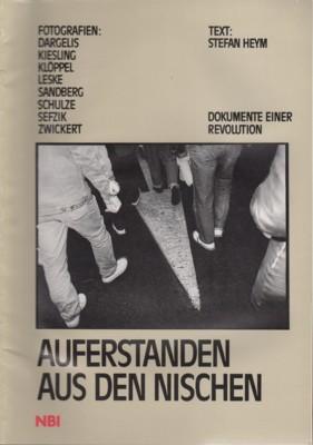 Auferstanden aus den Nischen : [Dokumente einer Revolution]. [Hrsg.: Red. NBI. Fotogr.: Dargelis, Kiesling, Klöppel, Leske, Sandberg, Schulze, Seefzik, Zwisckert. .] - Heym, Stefan [Text}