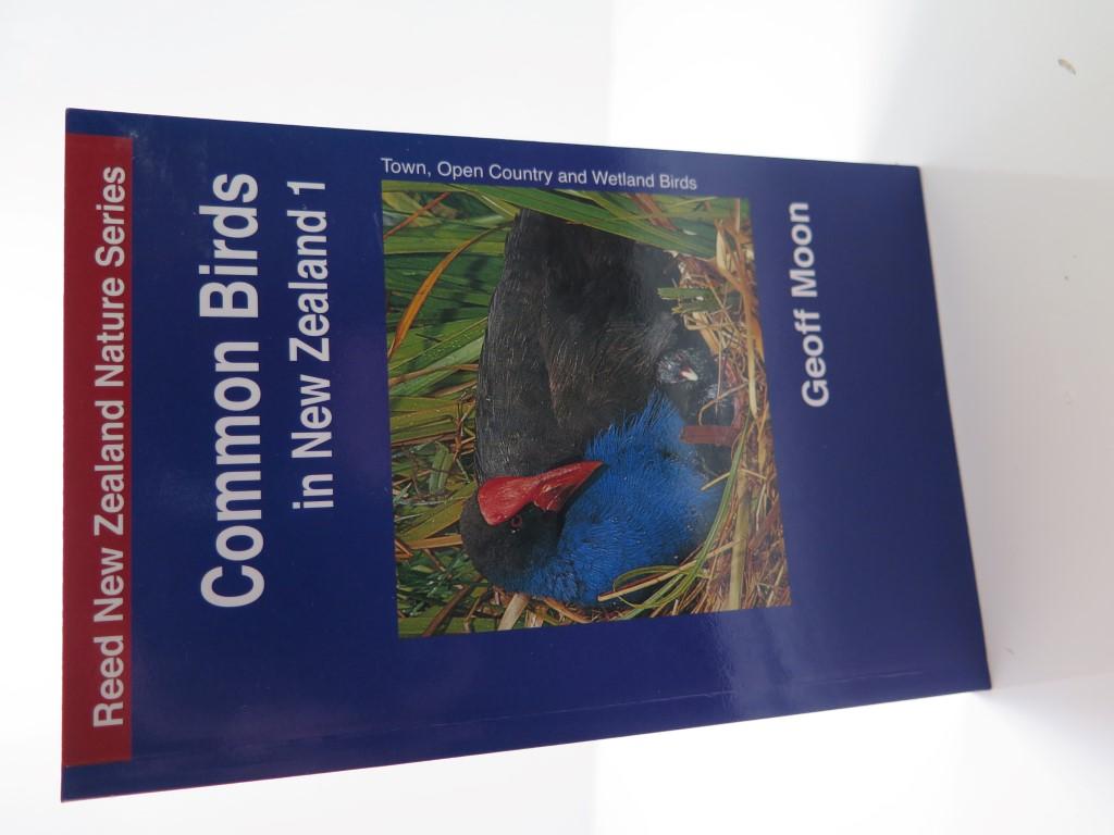 Common Birds in New Zealand: Town, Open Country and Wetland Birds v. 1 (Mobil New Zealand Nature) - Moon, Geoff