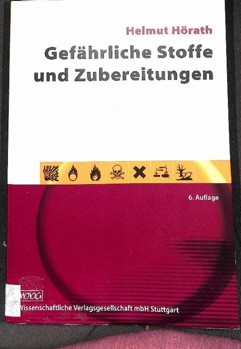 Gefährliche Stoffe und Zubereitungen für alle Apotheken und Drogerien ein unentbehrliches Hilfsmittel und ein komplettes Lehrbuch für Chemie und Pharmaziestudenten von Helmut Hörath für alle Apotheken und Drogerien ein unentbehrliches Hilfsmittel,allen, die mit gefährlichen Stoffen und Zubereitungen umgehen oder das Gefahrrecht vollziehen müssen, ein zuverlässiger Leitfaden, ein kompaktes Lehrbuch für Chemie- und Pharmaziestudenten, PTA und diejenigen, die sich auf die Sachkundeprüfung über gefährliche Stoffe und Zubereitungen vorbereiten. - Hörath, Helmut