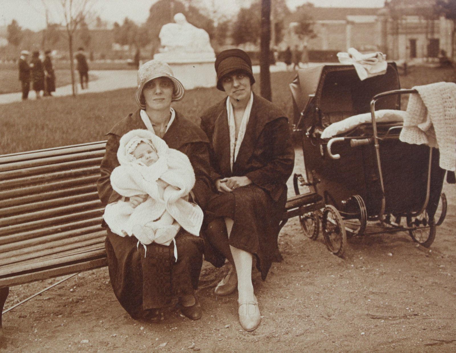 Photographie Vintage Femmes Au Parc Bebe Landau Mode Annees 30 1930 Photograph Librairie L Amour Qui Bouquine Photographie Vintage Femmes Au Parc Bebe Landau Mode Annees 30 1930 Photograph Librairie L Amour Qui Bouquine