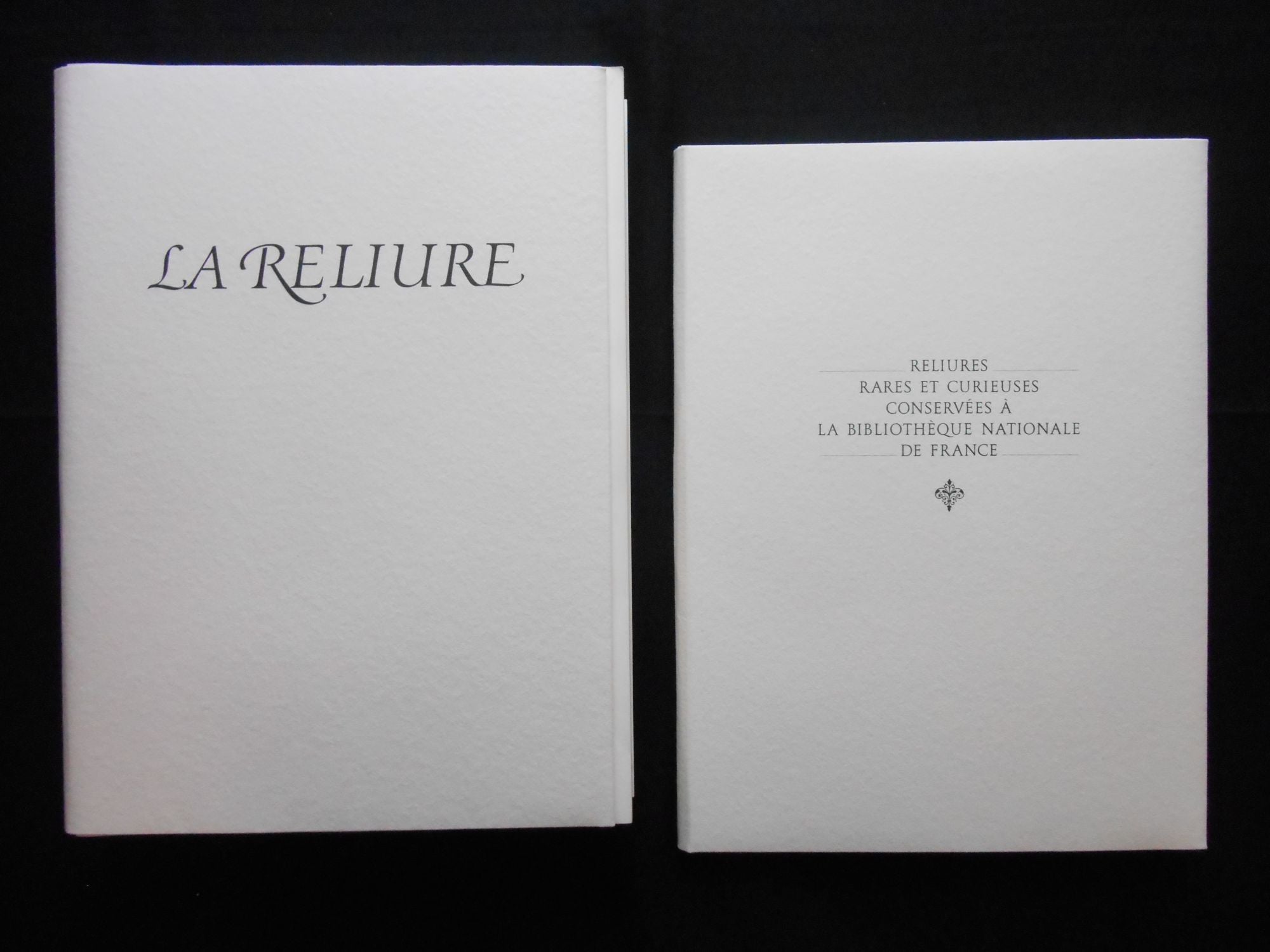 La Reliure, Recherches historiques, techniques et biographiques sur la reliure francaise (De Luxe edition with separate folio) von Devauchelle, Roger; Labarre, Albert (Preface): Fine Folio (1995) Limited Edition. | Swan's Fine Books, ABAA, ILAB, IOBA La Reliure, Recherches historiques, techniques et biographiques sur la reliure francaise (De Luxe edition with separate folio) von Devauchelle, Roger; Labarre, Albert (Preface): Fine Folio (1995) Limited Edition. | Swan's Fine Books, ABAA, ILAB, IOBA