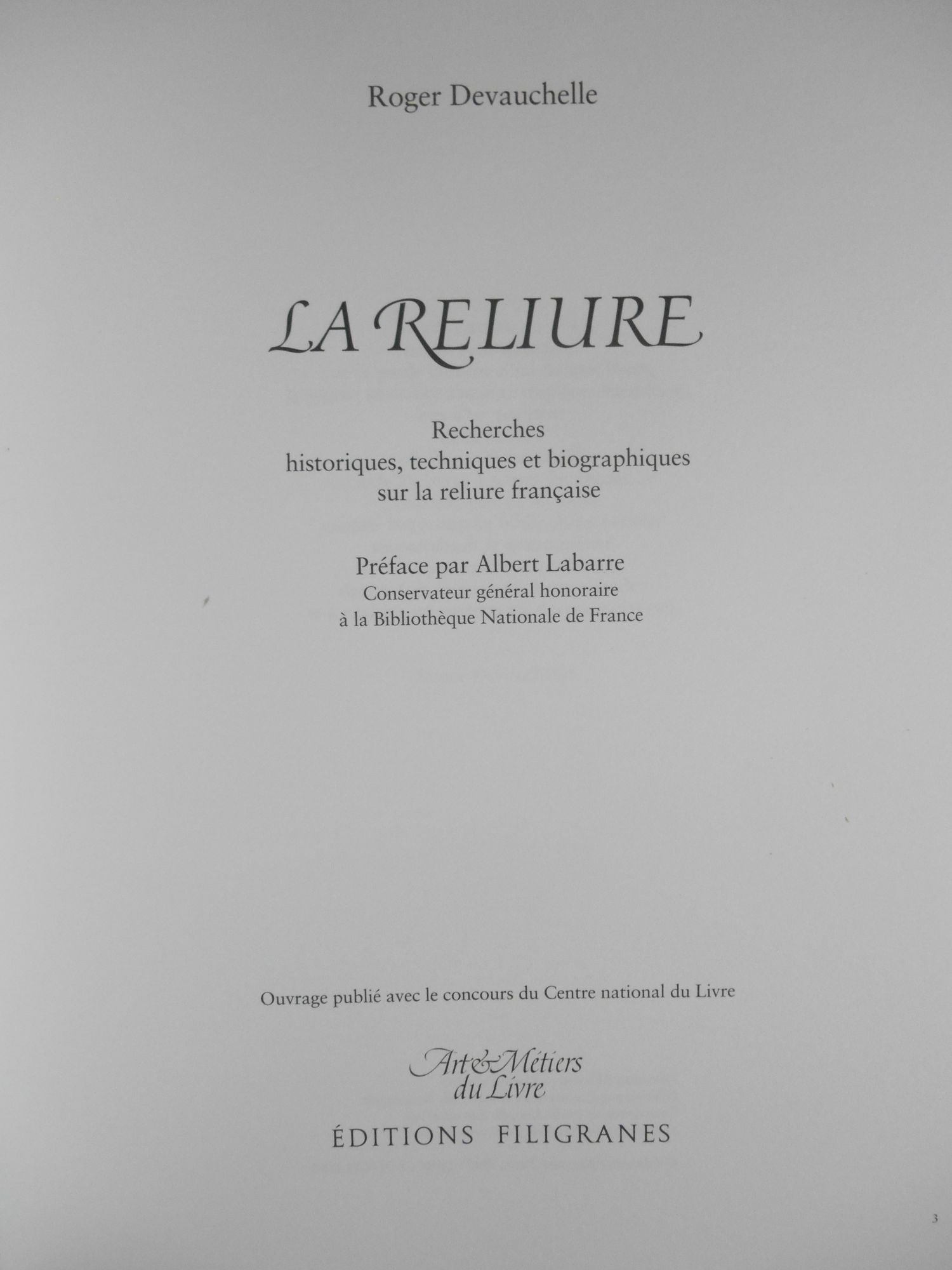 La Reliure, Recherches historiques, techniques et biographiques sur la reliure francaise (De Luxe edition with separate folio) von Devauchelle, Roger; Labarre, Albert (Preface): Fine Folio (1995) Limited Edition. | Swan's Fine Books, La Reliure, Recherches historiques, techniques et biographiques sur la reliure francaise (De Luxe edition with separate folio) von Devauchelle, Roger; Labarre, Albert (Preface): Fine Folio (1995) Limited Edition. | Swan's Fine Books,