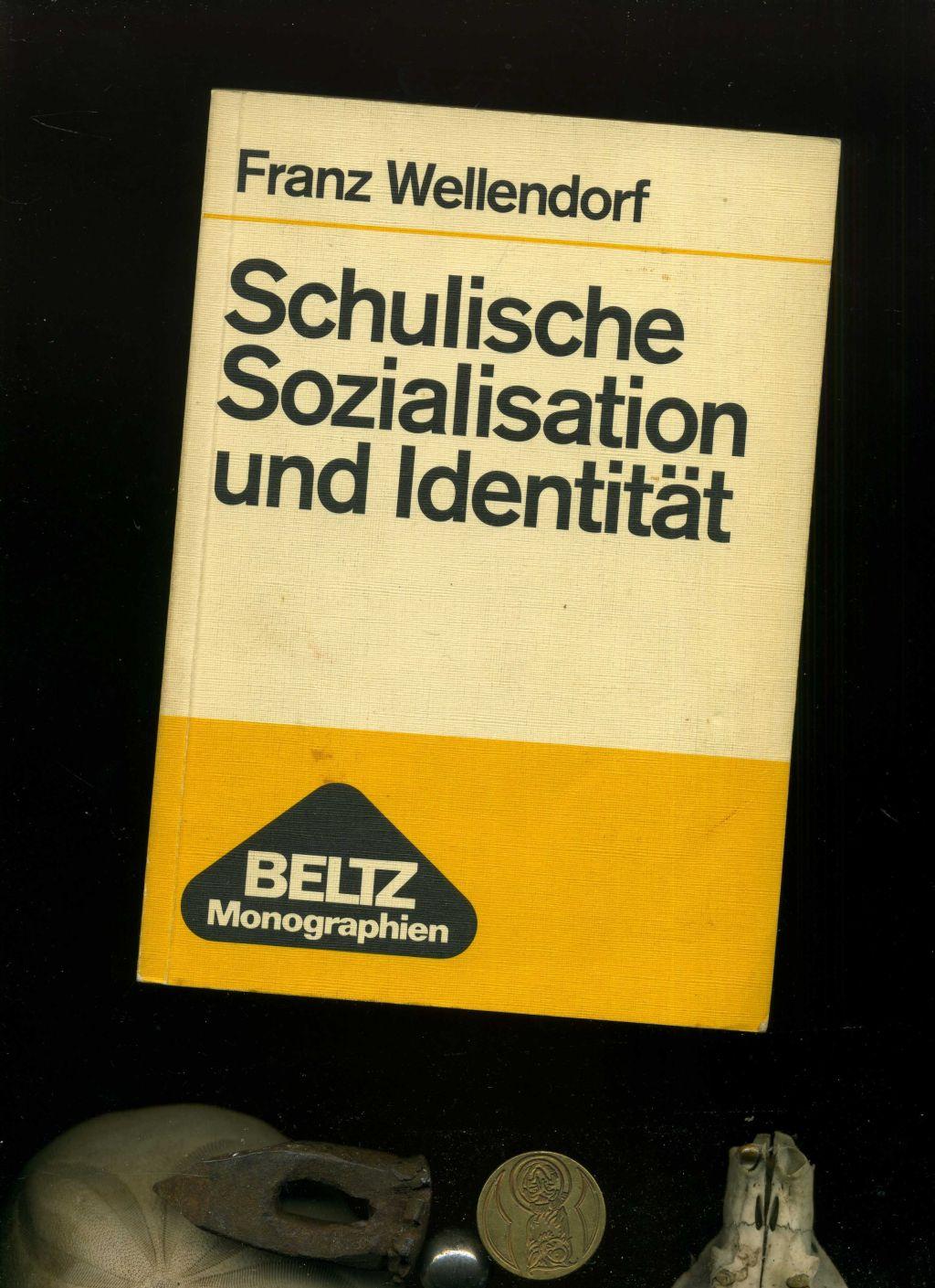 Schulische Sozialisation und Identität : zur Sozialpsychologie der Schule als Institution. Signiert vom Autor. - Franz Wellendorf