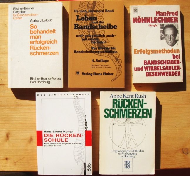 Konvolut mit fünf Bücher: 1. Leben mit der Bandscheibe. Und - gelegentlich auch - mit einem Lächeln! Ein Brevier für Bandscheibengeschädigte. ; 2. So behandelt man erfolgreich Rückenschmerzen ; 3. Die Rückenschule : das ganzheitliche Programm für einen gesunden Rücken ; 4. Erfolgsmethoden bei Bandscheiben- und Wirbelsäulen- Beschwerden ; 5. Rückenschmerzen - Ungewöhnliche Methoden zur Vorbeugung und Heilung - Bernhard Baud ; Gerhard Leibold ; Hans-Dieter Kempf ; Manfred Köhnlechner ; Anne Kent Rush