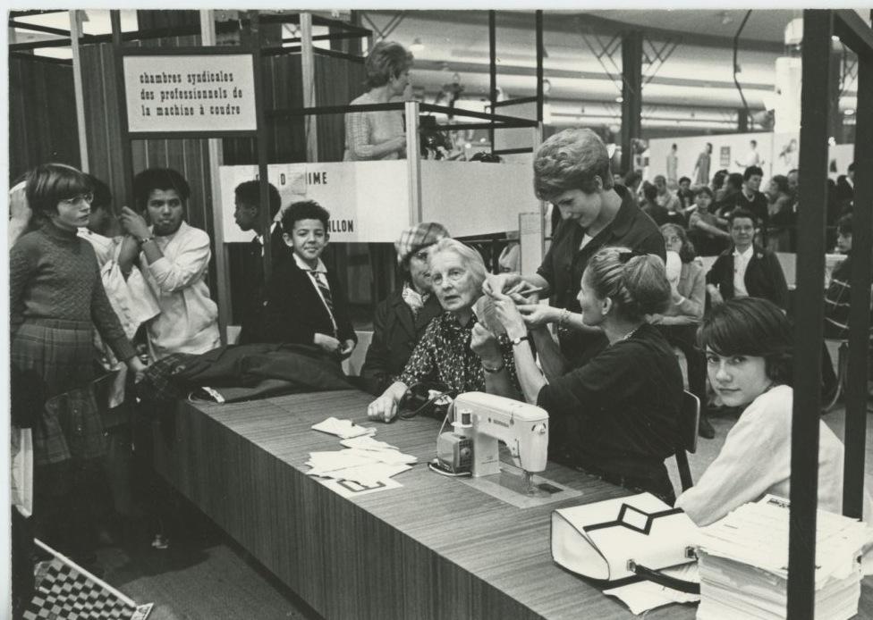 France, Chambre Syndicale des Professionnels de la Machine à Coudre Photographie originale / Original photograph [ ]