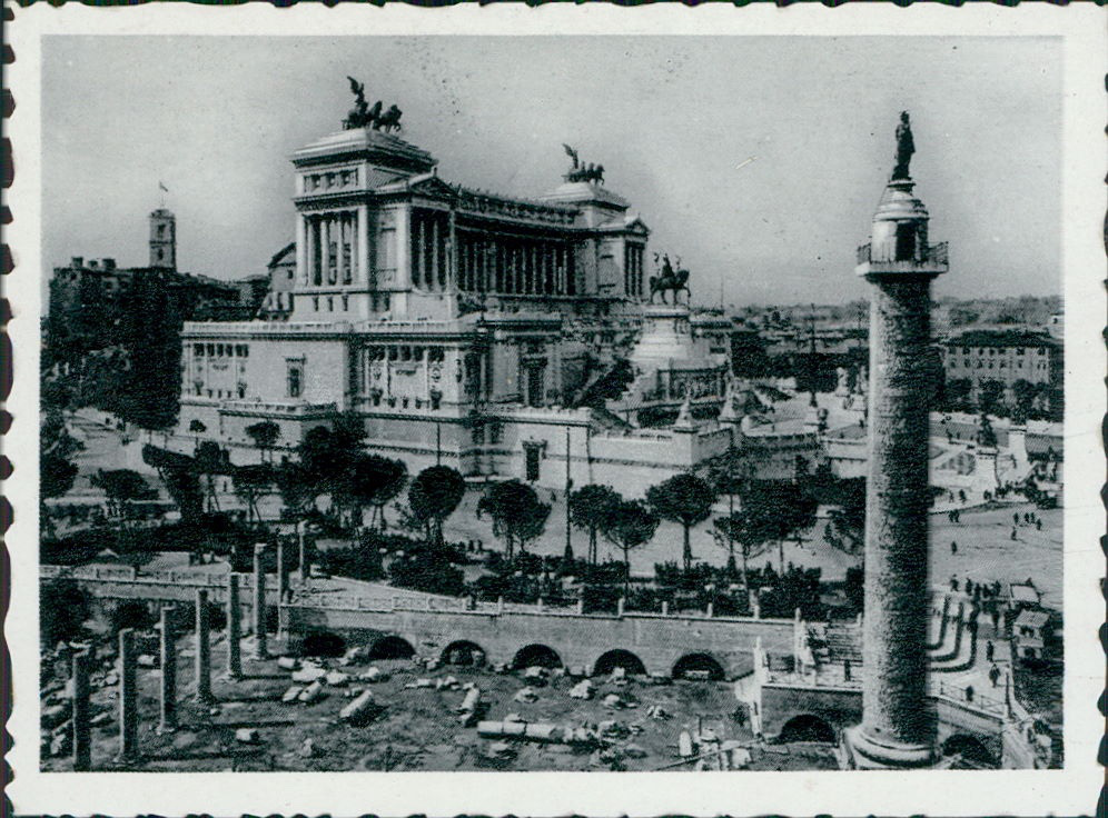 Italia, Roma, Monumento a Vittorio Emanuele II e il Foror Trajano by ...