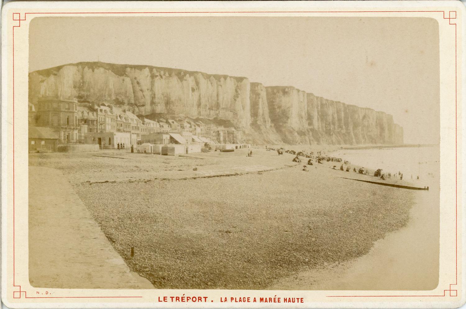 N.D., Seine Maritime, Le Tréport. La plage à marée haute by