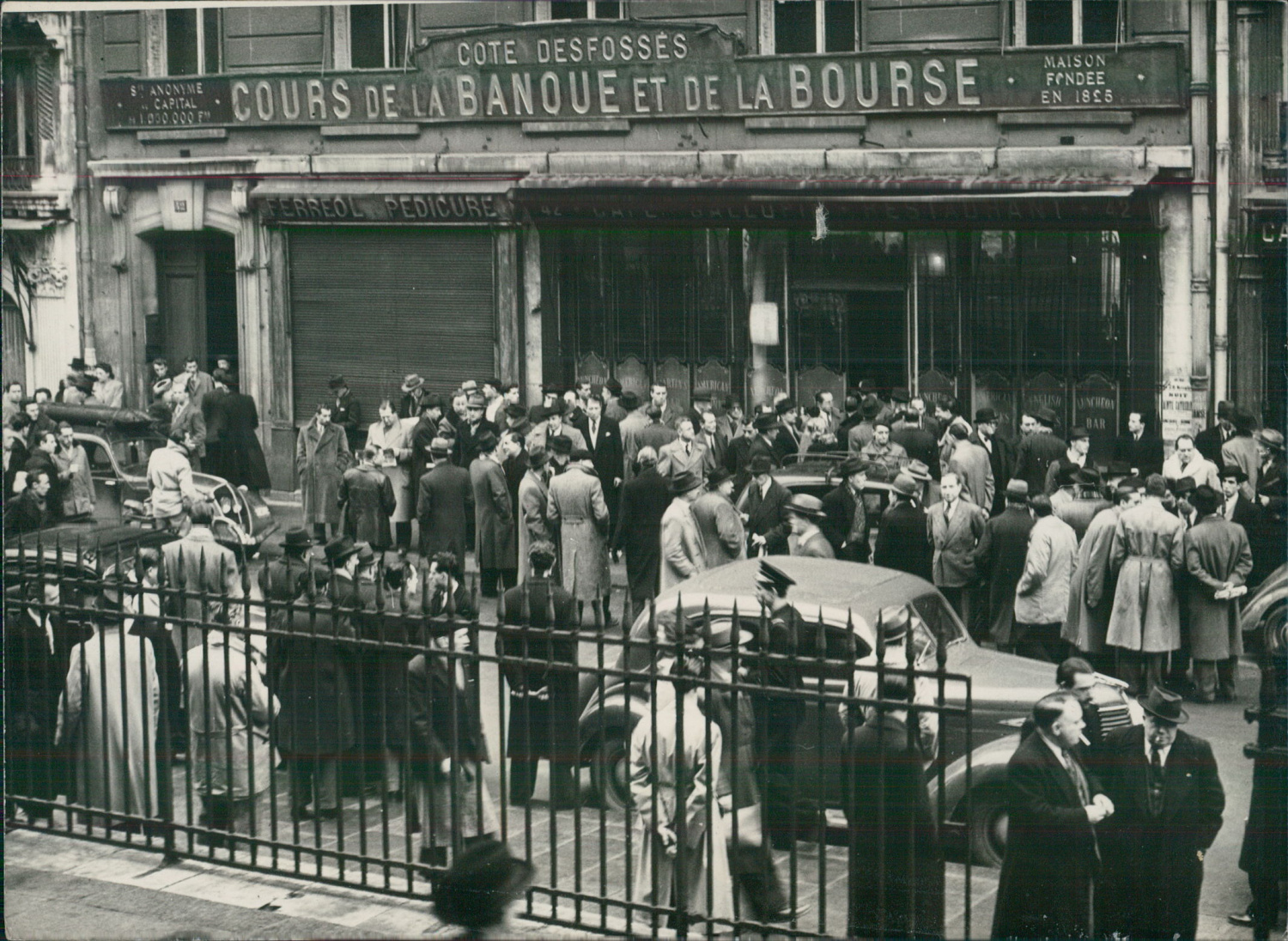 Paris, la Bourse en 1948 by Photographie originale / Original ...