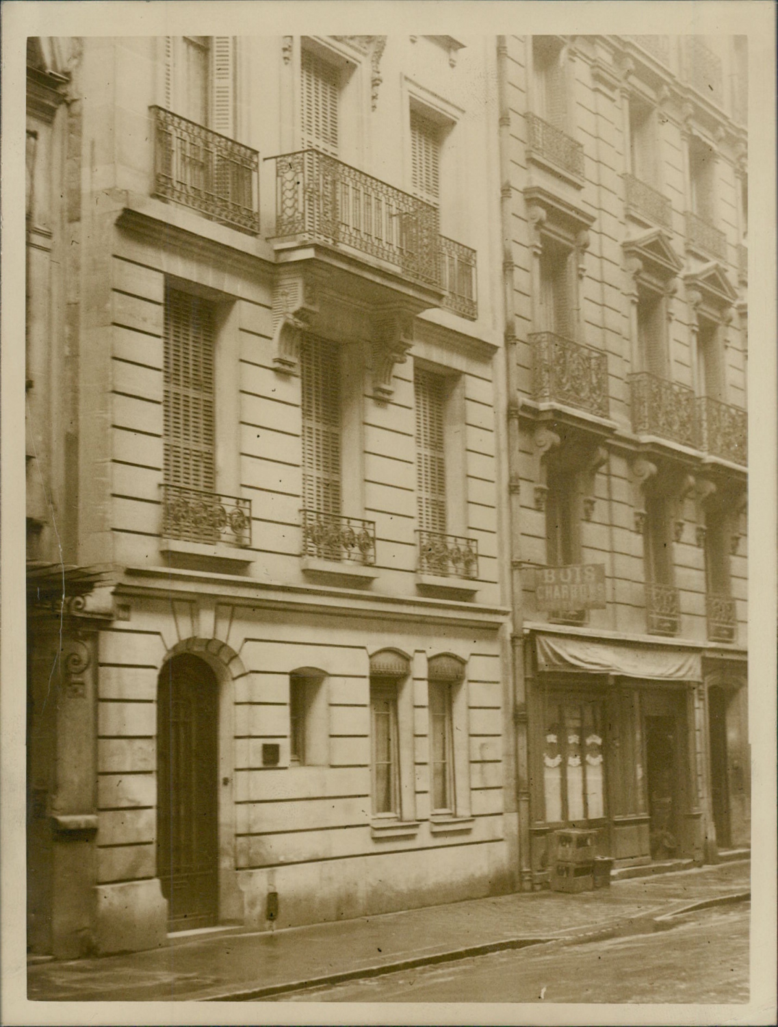 Paris, immeuble rue Marbeau by Photographie originale / Original