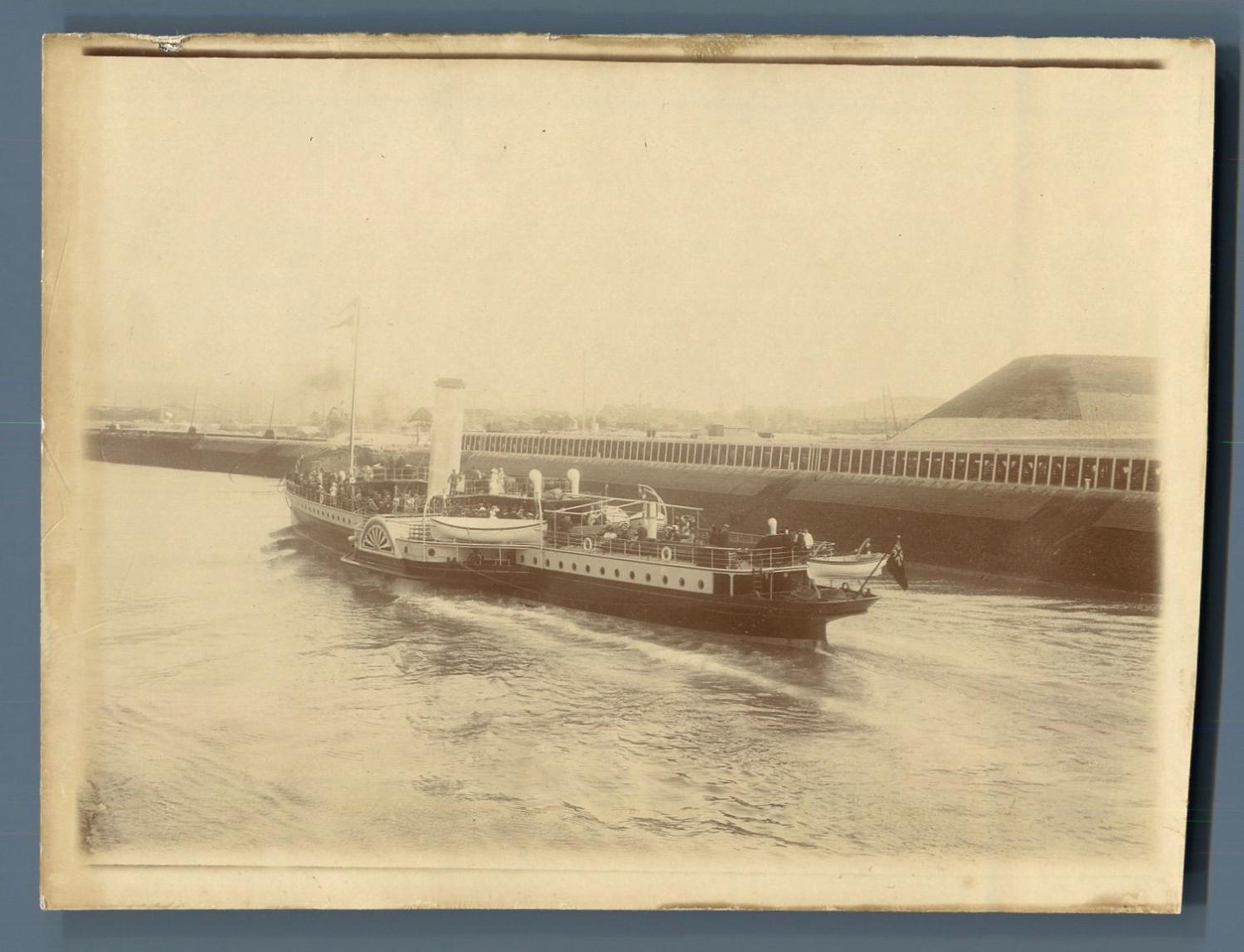 France, Pas de Calais, Paquebot Britannique arrivant aux Quais par