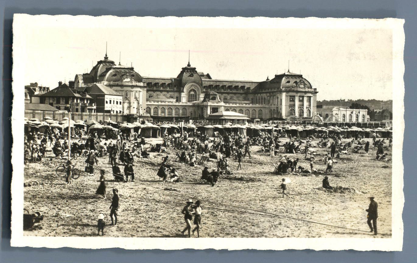 France, Trouville, La Reine des Plages. La Plage devant le casino by