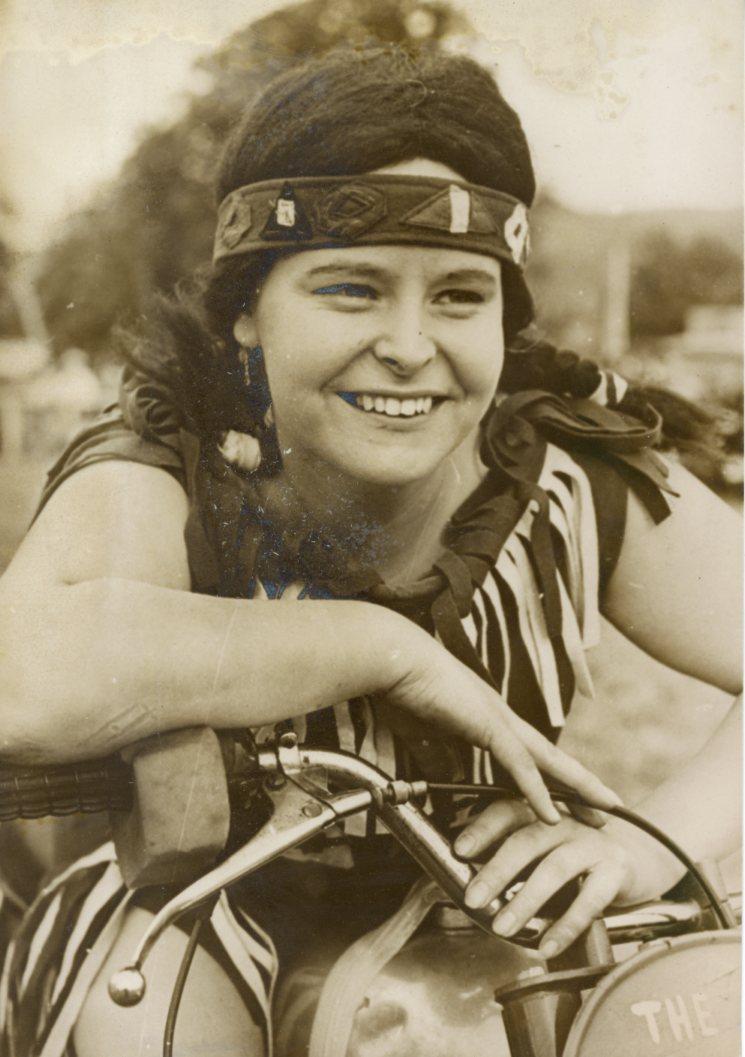 Pearl Yates a le sourire en pilotant à travers les flammes ! by