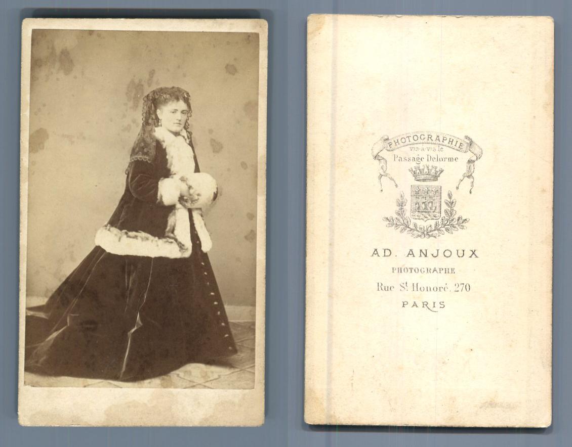 Anjoux, Paris, Actrice à identifier en manteau bordé de fourrure et manchon, circa 1867 Photographie originale / Original photograph [ ]