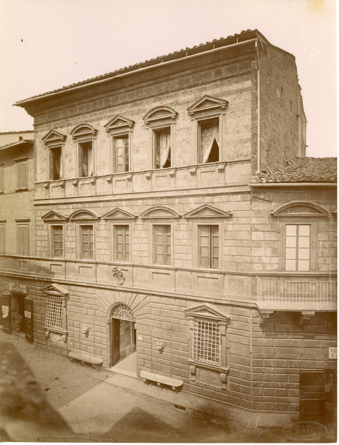 Italie, Montepulciano, Palazzo Avignonesi by Photographie originale ...