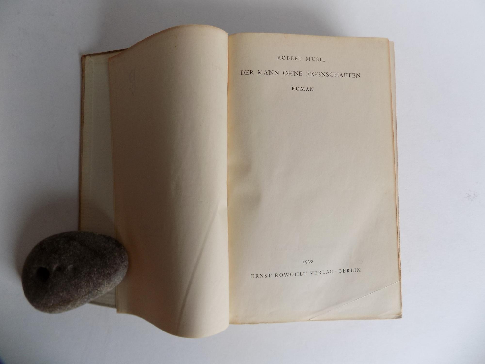 Der Mann Ohne Eigenschaften Roman Mit Einem Portratfoto Der Abbildung Einer Manuskriptseite Sowie Der Totenmaske Des Autors Band 3 Aus Dem Nachlass Herausgegeben Von Martha Musil Erster Bis Dritter Band In 3