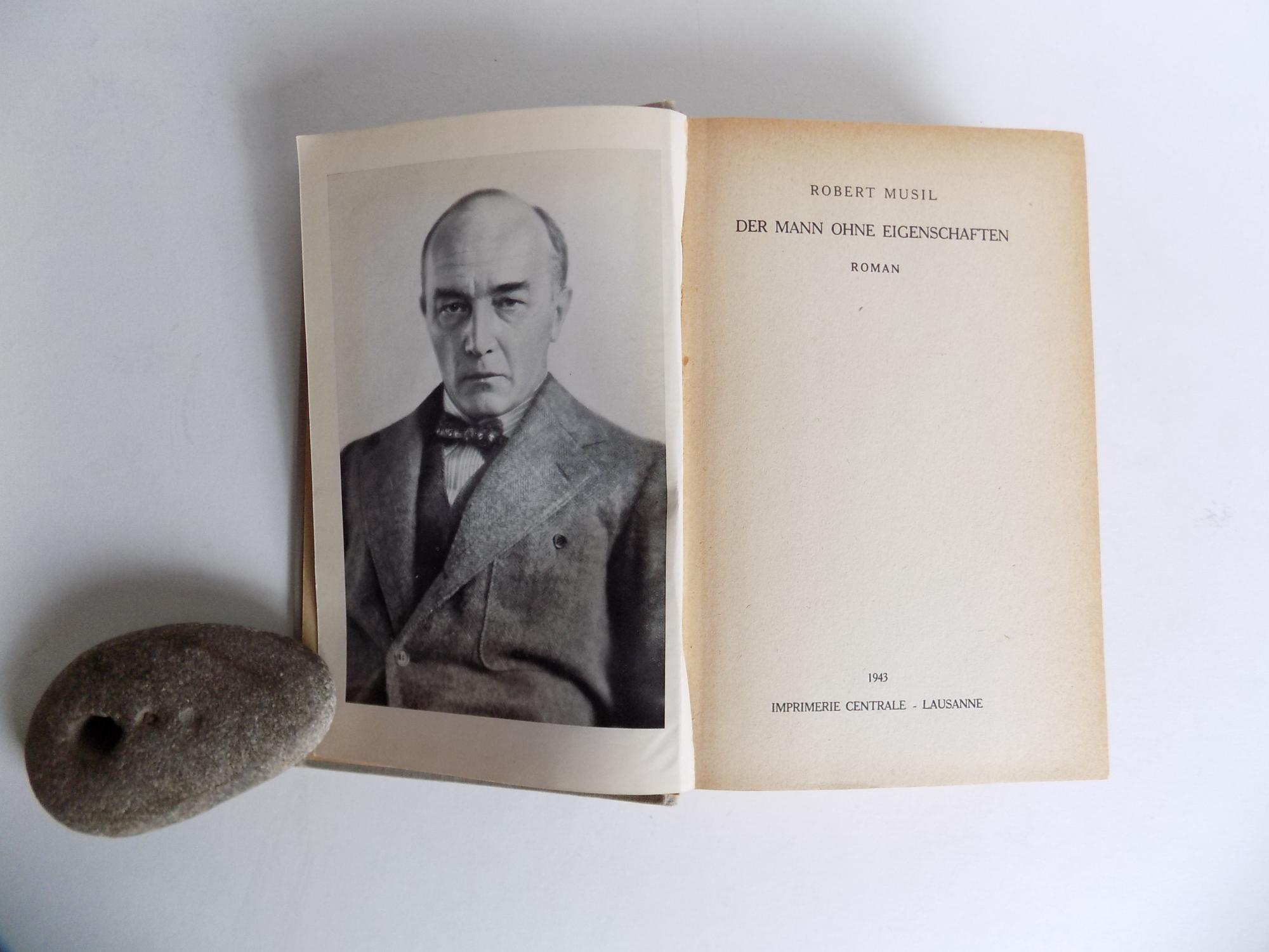 Der Mann Ohne Eigenschaften Roman Mit Einem Portratfoto Der Abbildung Einer Manuskriptseite Sowie Der Totenmaske Des Autors Band 3 Aus Dem Nachlass Herausgegeben Von Martha Musil Erster Bis Dritter Band In 3