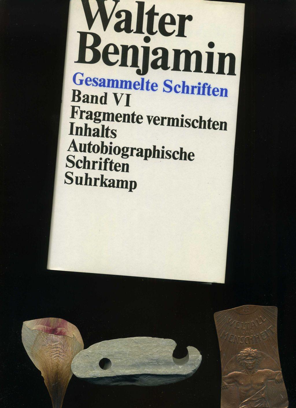 Gesammelte Schriften Band VI: Fragmente vermischten Inhalts, Autobiographische Schriften. In der Reihe Gesammelte Schriften. (Ganzleinen, großformatige Ausgabe aus der Werkausgabe). Erstausgabe. Blaue Ganzleineneinband mit dem Schutzumschlag. - Benjamin, Walter / Fragmente vermischten Inhalts, Autobiographische Schriften