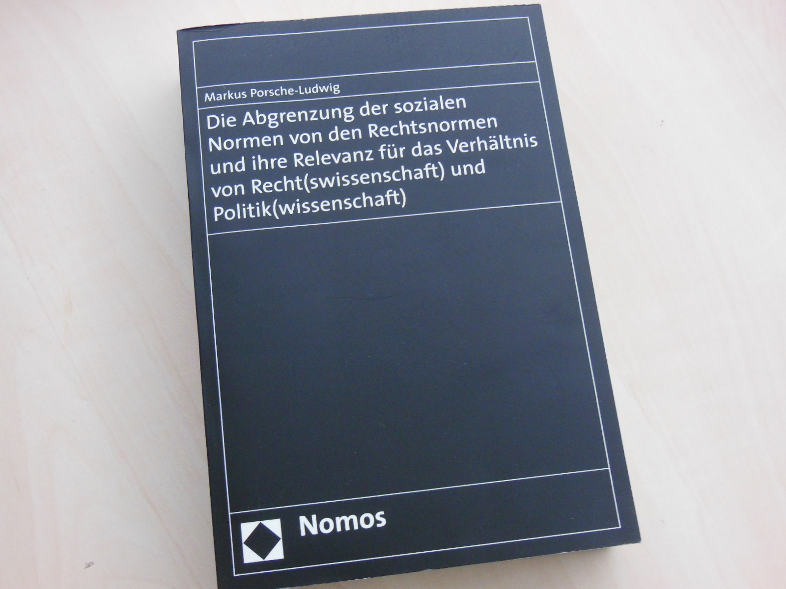 Die Abgrenzung der sozialen Normen von den Rechtsnormen und ihre Relevanz für das Verhältnis von Recht(swissenschaft) und Politik(wissenschaft). - Porsche-Ludwig, Markus