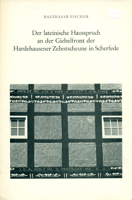 Der lateinische Hausspruch an der Giebelfront der Hardehausener Zehntscheune in Scherfede. - Fischer, Balthasar