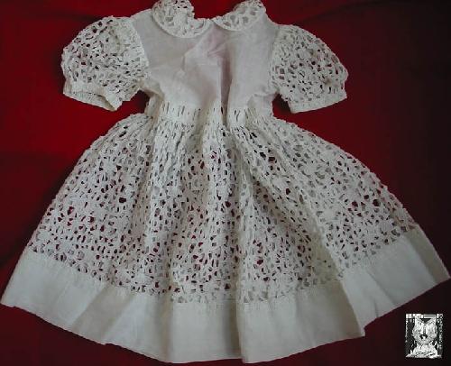 ANTIGUO Y ESPECTACULAR VESTIDO PARA NINA BORDADO DE RICHELIEU TODO HECHO A MANO. de Sin autor Manuscrito LIBRERIA MAESTRO GOZALBO