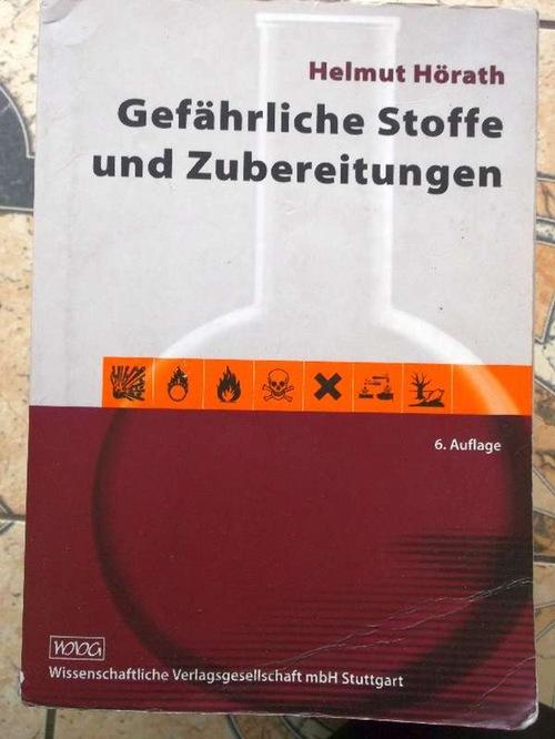 Gefährliche Stoffe und Zubereitungen für alle Apotheken und Drogerien ein unentbehrliches Hilfsmittel und ein komplettes Lehrbuch für Chemie und Pharmaziestudenten von Helmut Hörath // ZUSTAND BEACHTEN !!! // Leitfaden und kompaktes Lehrbuch für Chemie- und Pharmaziestudenten, PTA und diejenigen, die sich auf die Sachkundeprüfung über gefährliche Stoffe und Zubereitungen vorbereiten. - Hörath, Helmut