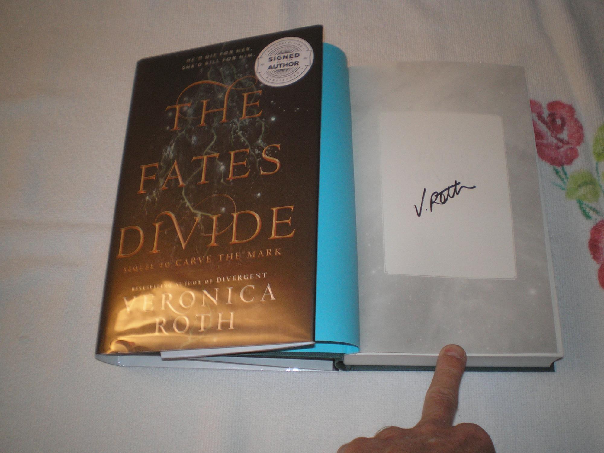 The Fates Divide: Signed von Roth, Veronica: Fine Hardcover (2018) 1ST ...