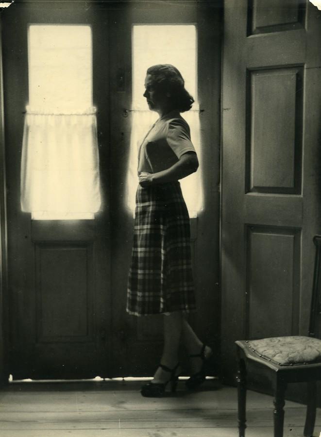 Photo Vintage 1950 Portugal Guimarães - Étude Photographique Femme à La Maison En Talons Hauts