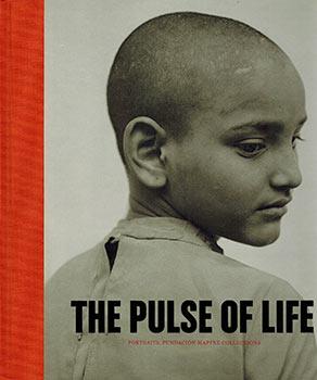 THE PULSE OF LIFE: Portraits. Fundación MAPFRE Collections - Gollonet, Carlos, Geoff Dyer, Carlos Martin, Antonio Muñoz Molina (Authors) Laura Suffield (Translator)