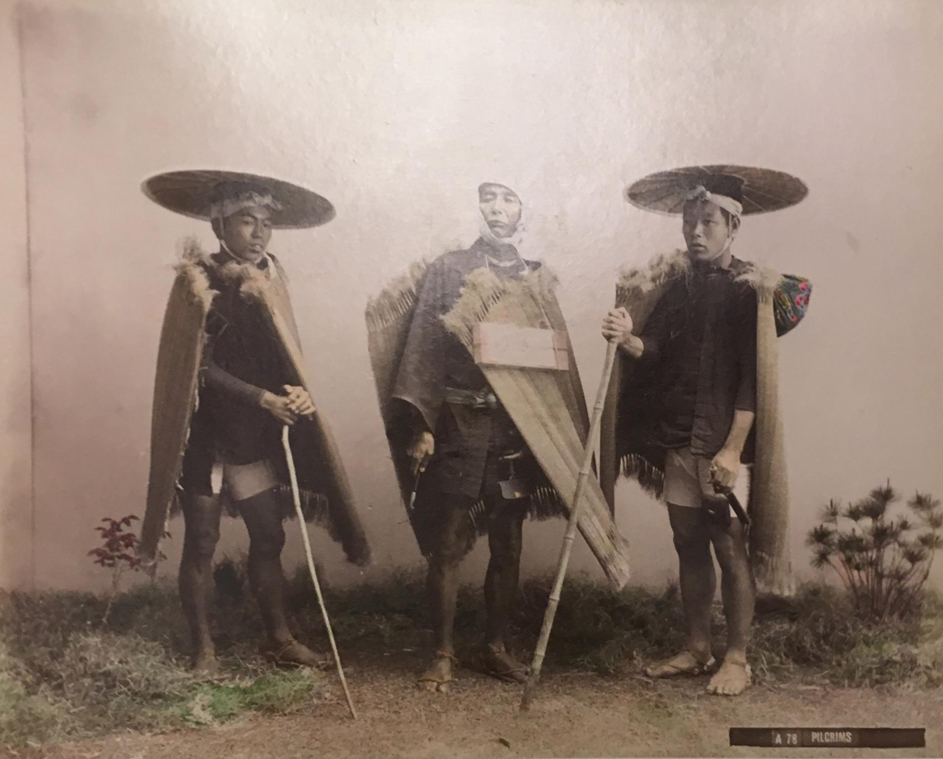 ALBUM DE 30 PHOTOGRAPHIES DU JAPON, vers 1890. / ALBUM OF 30 JAPANESE HAND-COLOURED PHOTOGRAPHS, circa 1890. Anonyme [ ]